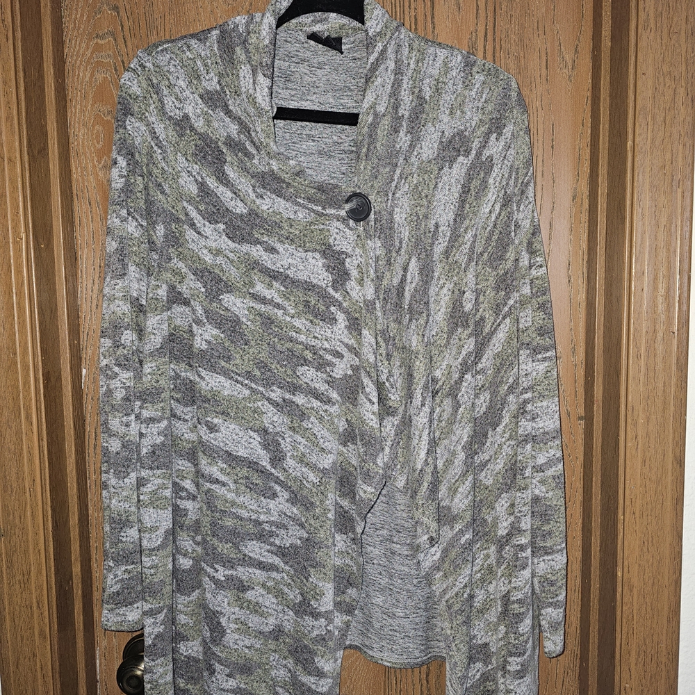 Bobeau Gray and Green Camo Camoflage Cardigan Sweater